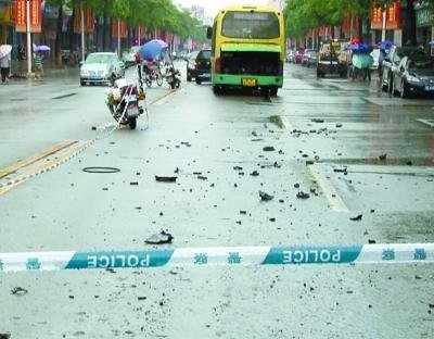 东莞一公交车发动机爆炸致9人伤 疑因零件老旧