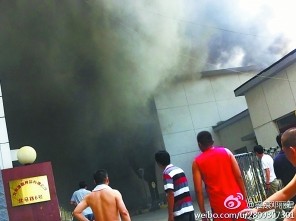 食品厂起火，烟雾腾起数十米高