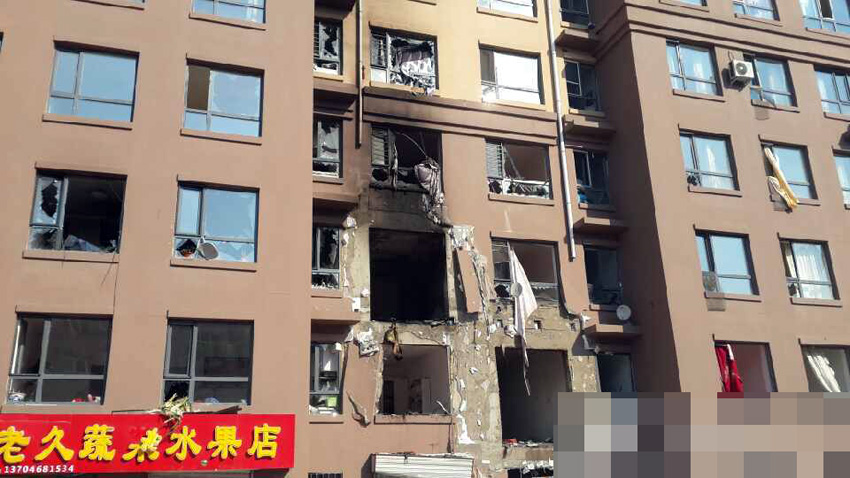 10月17日，黑龙江鸡西，一居民小区住宅楼发生爆炸起火，周围一片狼藉。图片来源网络