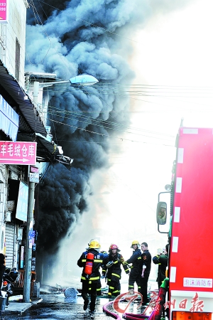 火灾现场。记者杨耀烨 摄