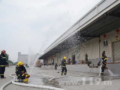 上海嘉定消防开展大跨度厂房灭火救援演练