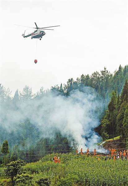 森林消防直升机赶往“火场”上空灭火