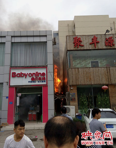 郑州市经三路一处饭店后厨着火 店内的人员被撤离