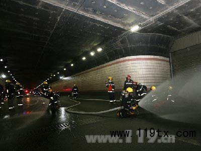上海杨浦消防与大连路隧道养护管理公司举行灭火救援联合演练