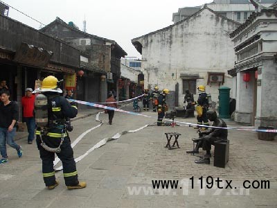 上海南汇消防支队联合新场古镇开展古建筑群火灾扑救实战演练