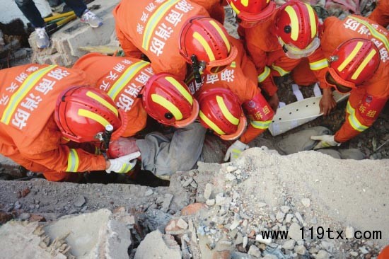 株洲消防支队救援人员在大面积搜救区寻找到一“被困人员”，对其展开破拆营救