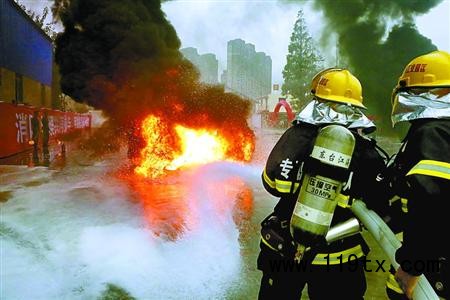 宝山区城市工业园区专职消防队前天在演练。　本报记者　张海峰　摄