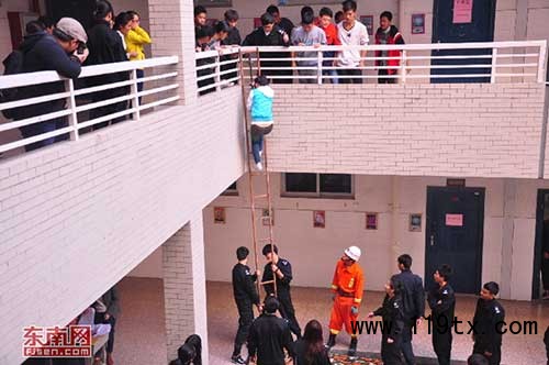 学生进行疏散沿挂钩梯逃生演练