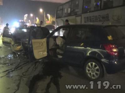 徐州市一轿车逆行致车祸3人受伤