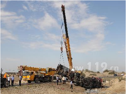新疆一满载10余吨浓硫酸槽罐车侧翻发生泄漏