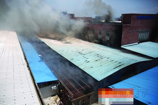  8月19日早上，东升镇坦背厂房着火，蓝色厂房顶部被烧塌
