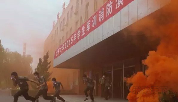 北京大学军训新生消防逃生灭火演练