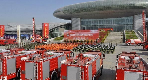  公安部消防局及14个兄弟省市消防部队支援新疆53辆特种消防车辆装备交接服役仪式