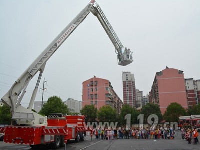 图为小记者体验51米登高平台消防车
