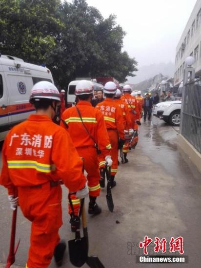 12月20日上午11时40分，广东省深圳市光明新区柳溪工业园附近发生山体滑坡，经初步核查，此次滑坡事故共造成22栋厂房被掩埋，涉及公司15家。截至发稿时，现场已安全撤离约900人，尚有22人未取得联系，救出被困人员4人，其中3人轻伤，暂无生命危险；另1人未受伤。目前消防、特警、卫生等近1500人，正全面开展搜救工作。敖卓谦 摄