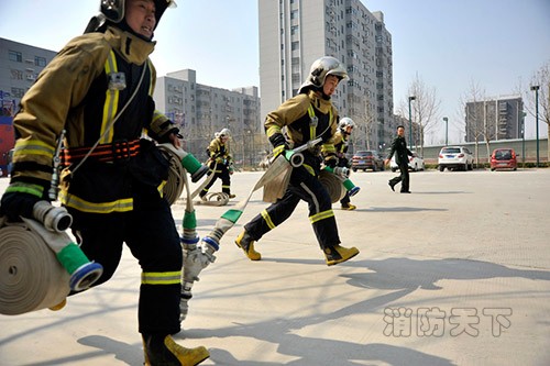 3月1日，山东聊城公安消防支队的消防员们正在进行“双干线三支水枪”实战演练。
