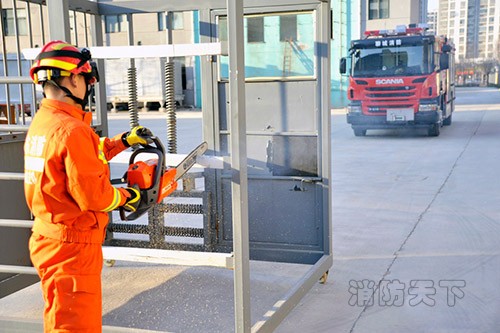 3月1日，山东聊城公安消防支队的消防员们正在进行“双干线三支水枪”实战演练。