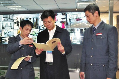 北京西城支队防火处参谋李强在人大代表住地开展日常消防巡查检查。