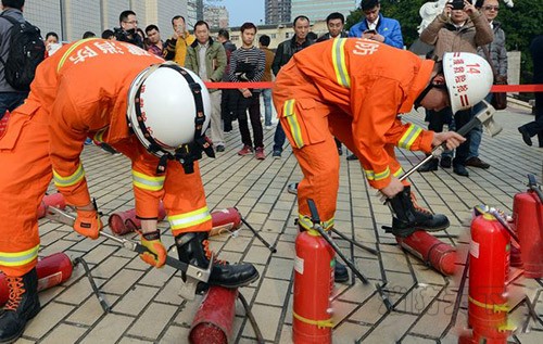 福州1249家单位使用不合格消防产品　销毁300度套