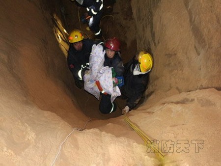 两岁男童落20米深井 张家口消防12小时生死救援