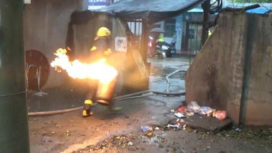 南昌居民楼发生爆炸 消防员提燃烧煤气罐跑6楼