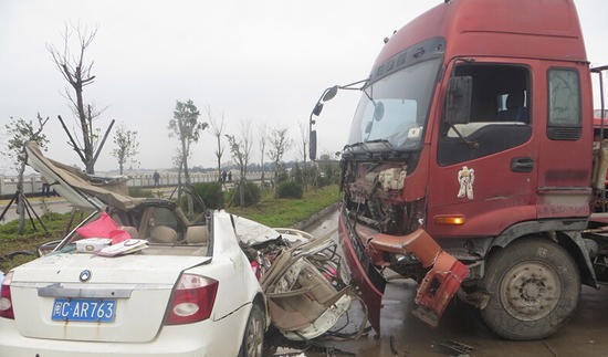 福建泉州发生货车与小车相撞事故 致四人身亡