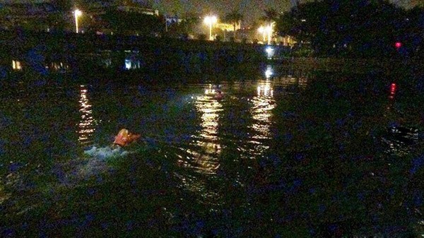 厦门消防从河中救起一对母女 两人手被绑在一起 