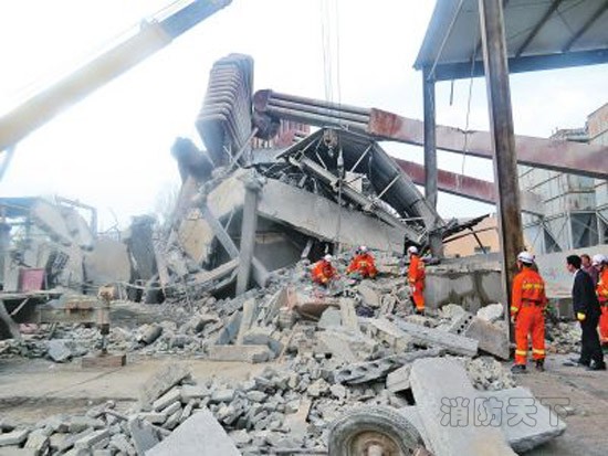 河南郏县一磨料公司冶炼炉爆炸 厂房坍塌致2死2伤