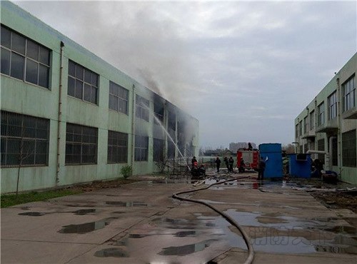 开发区石蜡厂最新火情 出动12辆消防车明火已灭