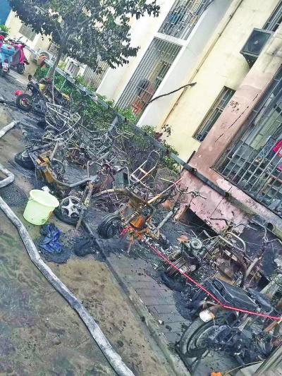 飞线充电 郑州一小区30辆电动车被烧成铁架子  