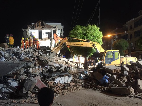 4月11日晚间，倒塌现场已经架起了照明设备，并动用大型机械在挖掘废墟。
