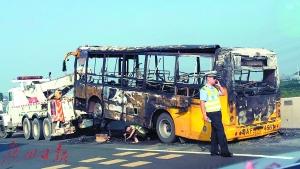 广州校车起火烧得只剩骨架46名学生1分钟被抱下车
