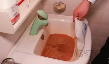 早上起来水管里流出脏水？自来水管生锈可以清洗吗？